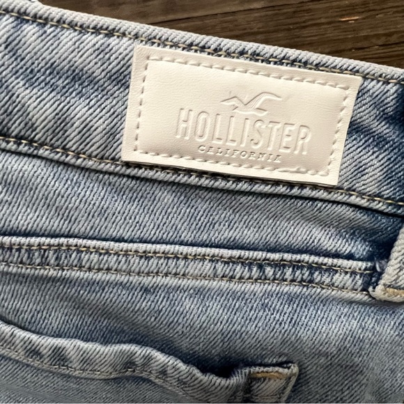 Hollister ULTRA HIGH-RISE RIPPED LIGHT WASH MOM JEANS - Picture 12 of 12